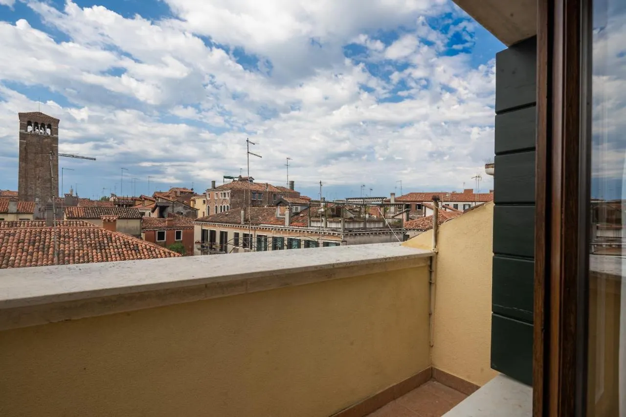 Bright Apartment On Venetian Roofs R&R Italia