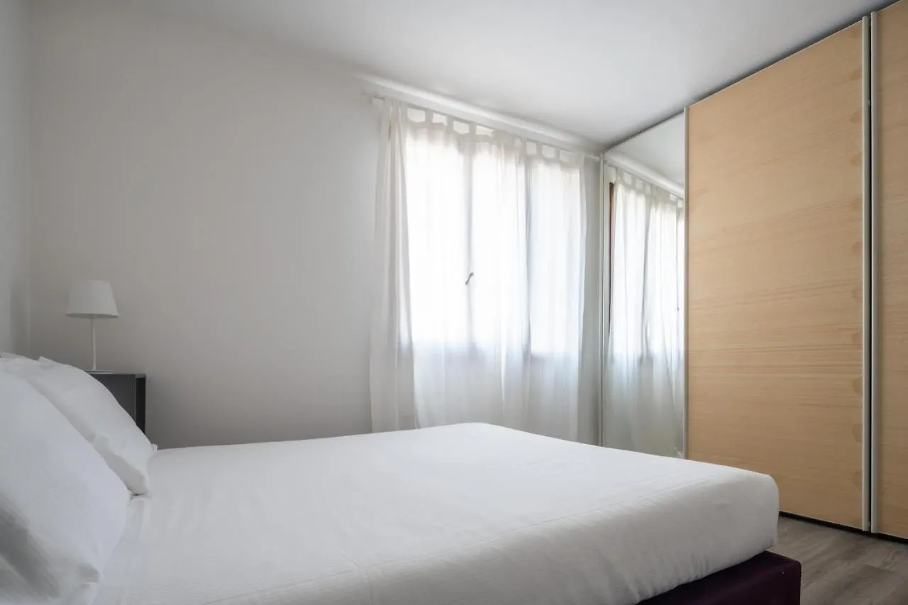 Bright Apartment On Venetian Roofs R&R