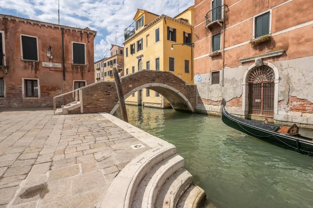 Bright Apartment On Venetian Roofs R&R Italia