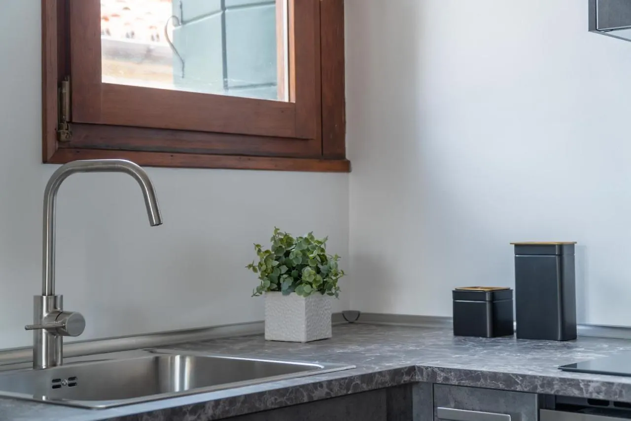 Bright Apartment On Venetian Roofs R&R 0*, Venezia Italia