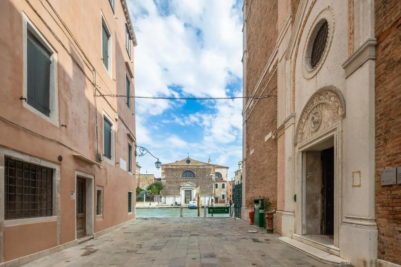 Bright Apartment On Venetian Roofs R&R