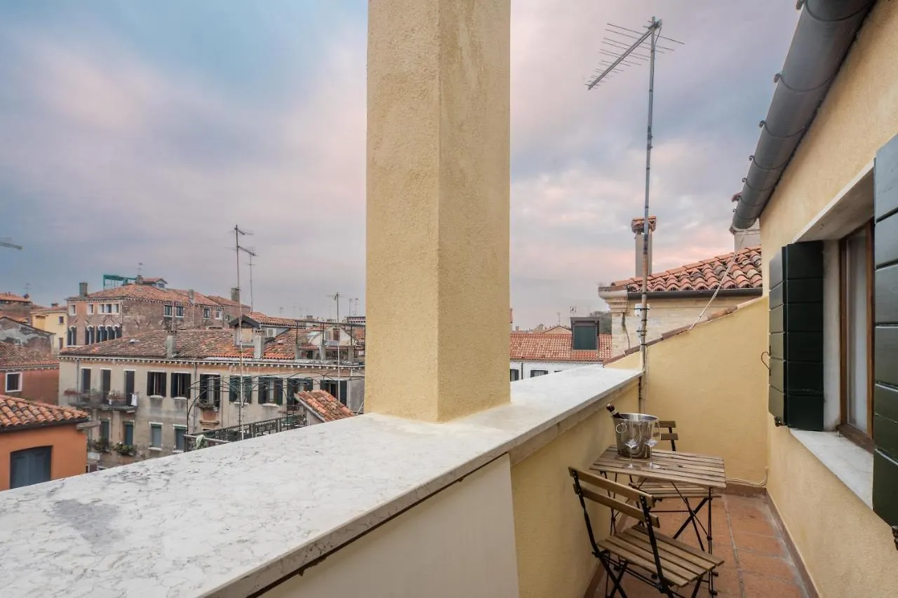 Bright Apartment On Venetian Roofs R&R